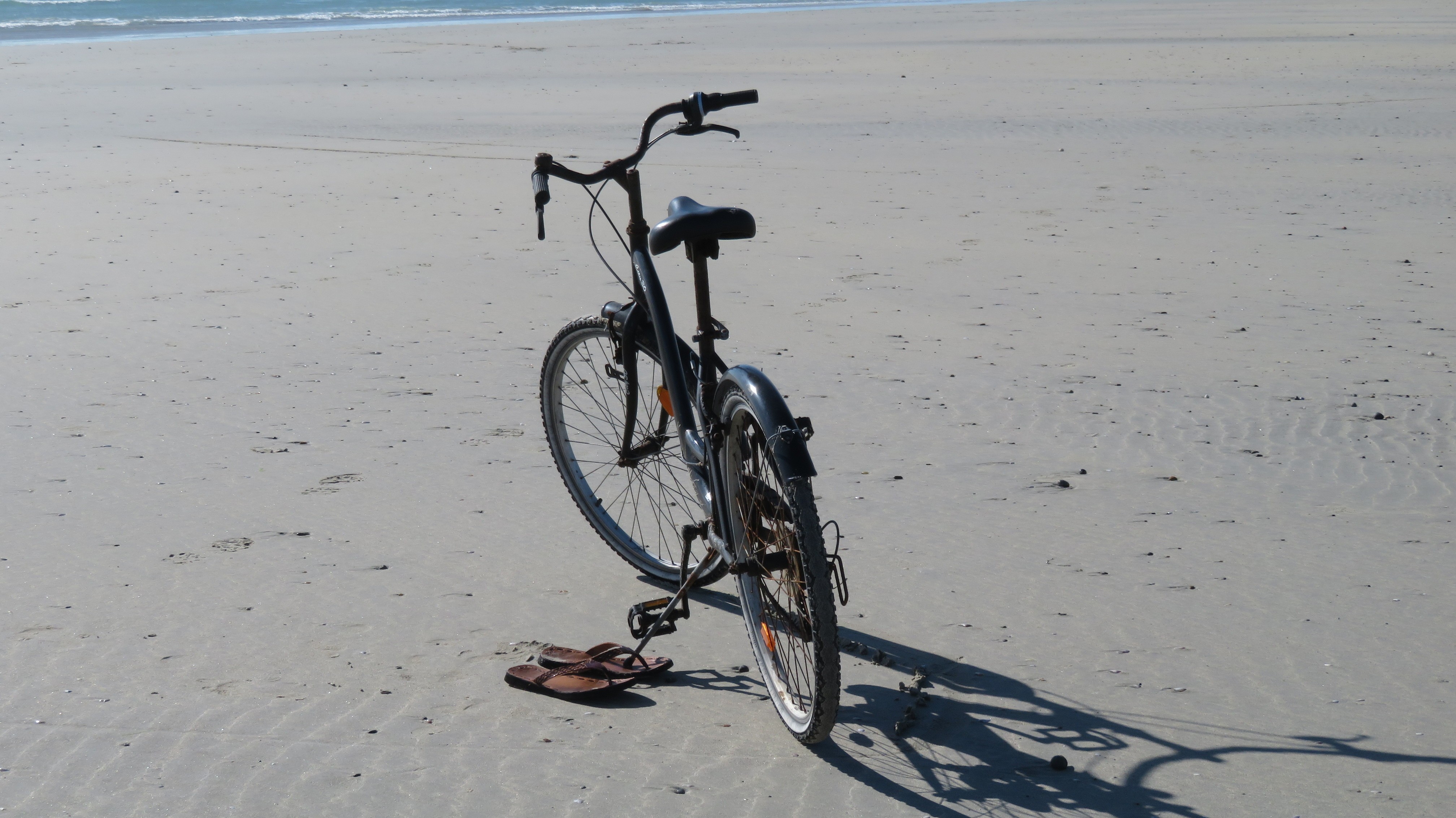 Adeline seul sur le sable 1
