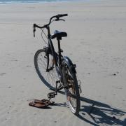 Adeline seul sur le sable 1